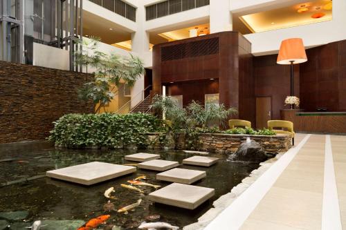 Embassy Suites Los Angeles Glendale - On-Site Dining and Amenities