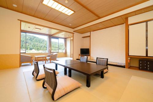 Hotel Hoho a Hotel Overlooking the Echigo Plain and the Yahiko Mountain Range Formerly Hotel Oohashi Yakata-No-Yu - Dining and Culinary Experiences