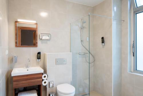 Hotel Kings Court - Room Amenities and Features