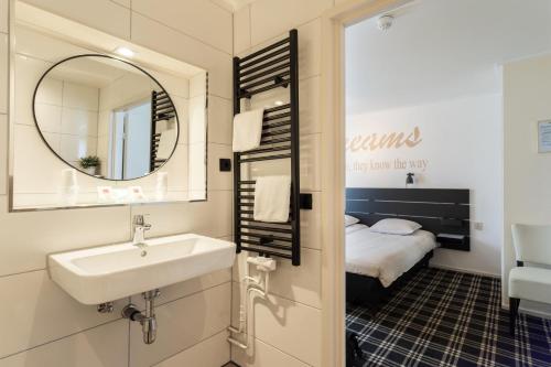 Hotel Van Der Maas - Room Amenities and Features