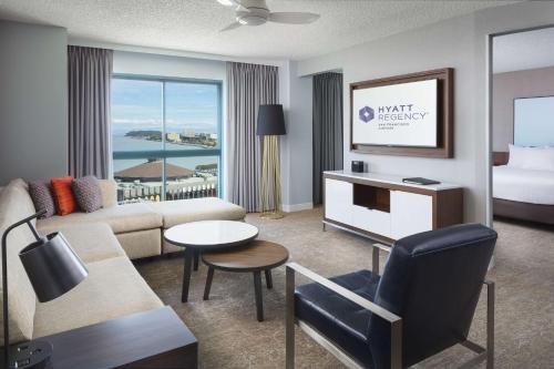 Hyatt Regency San Francisco Airport - Dining and Beverage Offerings