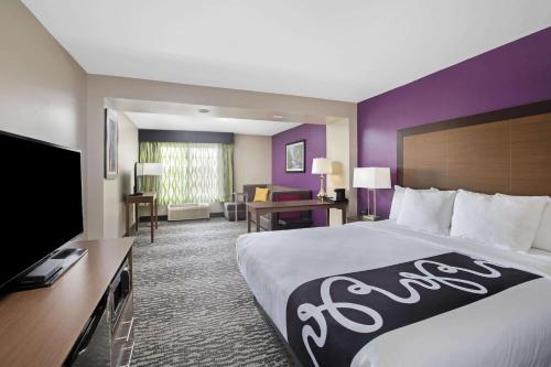 La Quinta by Wyndham Visalia/Sequoia Gateway - Room Accommodations