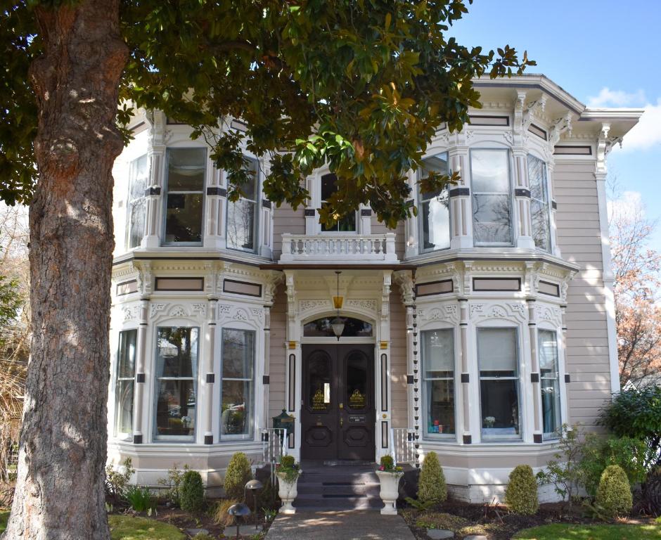 McCall House Boutique Hotel - Memorable Accommodations