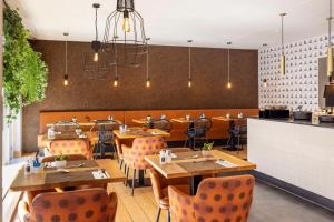 NH Amsterdam Leidseplein - Room Features and Amenities