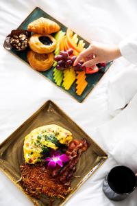 Omni Los Angeles Hotel - Club Lounge and Exclusive Perks