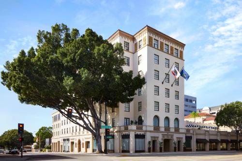 Pasadena Hotel & Pool - Inviting Outdoor Swimming Pool