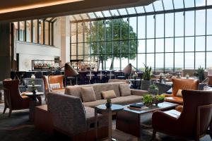 San Francisco Airport Marriott Waterfront - Dining Options On-Site