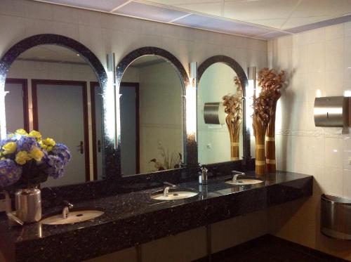 SuyderSee Hotel - Guest Facilities and Services