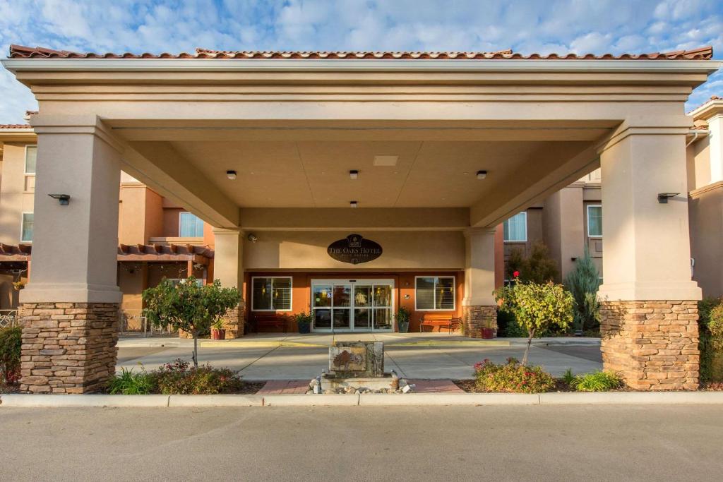 The Oaks Hotel & Suites Review