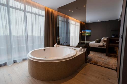 Van Der Valk Hotel Almere - Facilities and Amenities