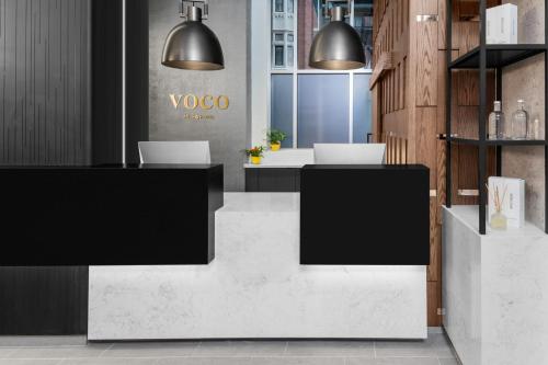 Voco Times Square South New York, an IHG Hotel - Dining at The Finches Den