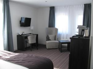Boutique Hotel De Zwaluw - Getting There and Transportation
