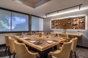 DoubleTree by Hilton San Francisco South Airport Blvd - Business Services
