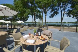 Fletcher Hotel-Restaurant 's-Hertogenbosch - Outdoor Terrace and Bicycle Rental