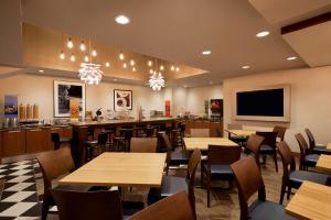 Hampton Inn Manhattan/Downtown- Financial District - Room Types and Booking