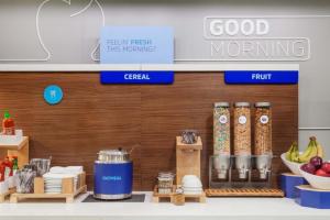Holiday Inn Express & Suites Bakersfield Airport, an IHG Hotel - Breakfast Options