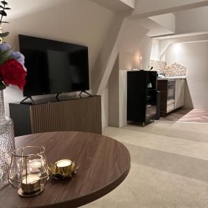 Hotel Grand Canal - Amenities and Services