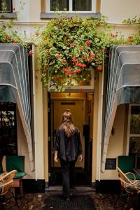 Long Johns Pub & Hotel - Additional Guest Services