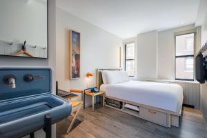 MOXY NYC Times Square - Rooftop Bar and Lounge