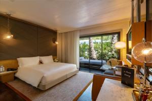 The Hollywood Roosevelt - Languages Spoken at the Hotel