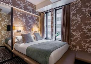 45 Times Square Hotel - Exploring the Neighborhood