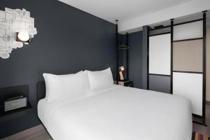 Aloft New York Chelsea - Nearby Attractions and Transportation