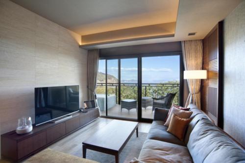 Atami Sekaie - Check-in and Check-out