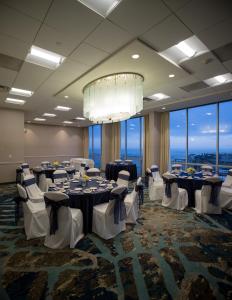 Crowne Plaza Ventura Beach, an IHG Hotel - Dining Options