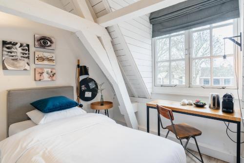 Eye Hotel - Nearby Attractions and Accessibility