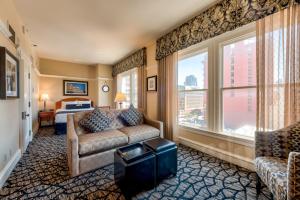 Gaslamp Plaza Suites - Dining Experiences