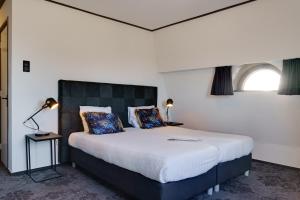 Hotel Pauw - Transportation and Parking