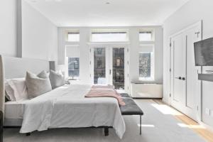 Luxe Studio W Juliet Balcony in Upper East - Safety and Policies