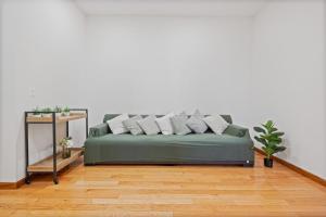Massive Soho Loft 5bedrooms 2 Baths - 2500 SQFT - Booking Your Stay