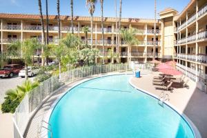 Ramada by Wyndham Burbank Airport - Dining Options and Experiences