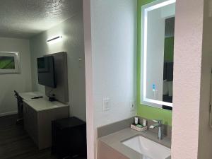 The Aqua Pacific Hotel - Age and Child Policies
