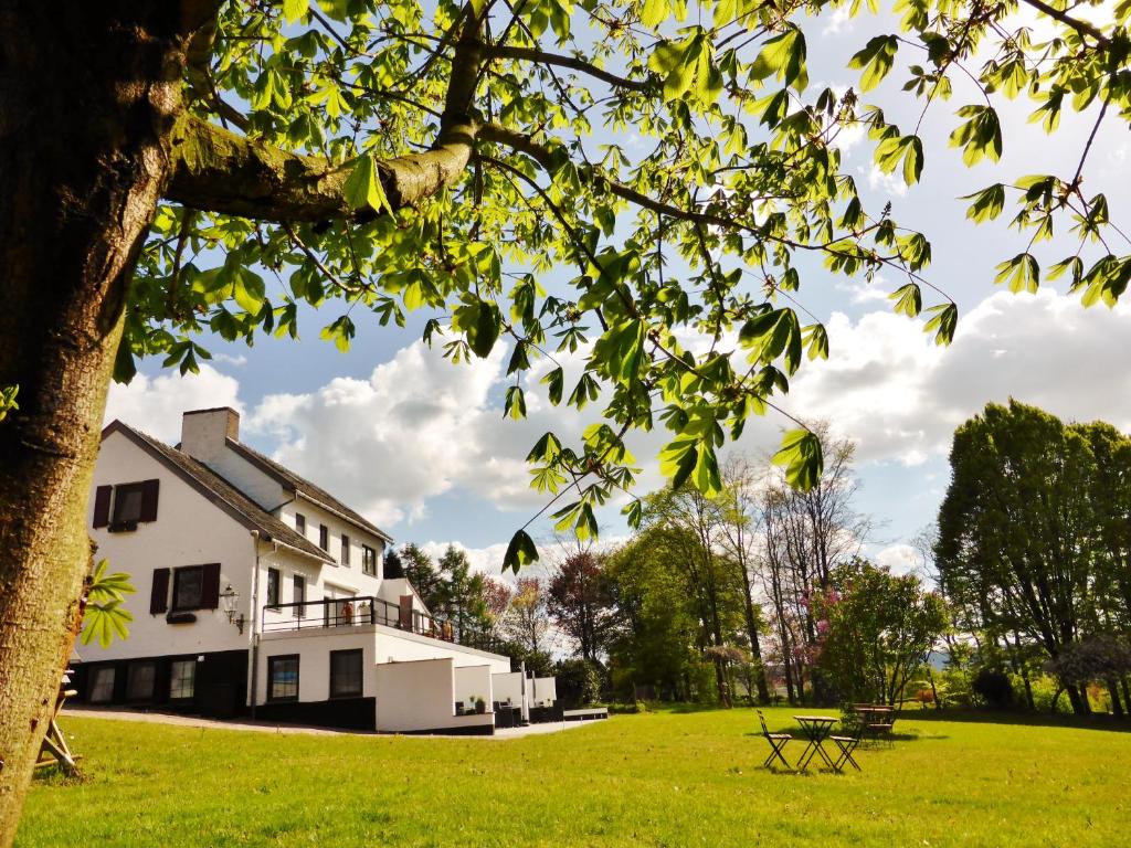 Villa White Lily Review