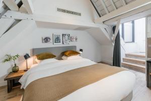 Eye Hotel - Questions About Staying Here