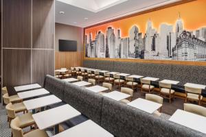 Hampton Inn Times Square Central - Ideal for Individuals and Families