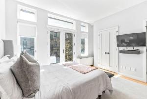 Luxe Studio W Juliet Balcony in Upper East - Booking Your Stay