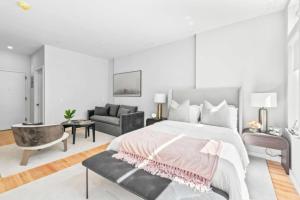 Luxe Studio W Juliet Balcony in Upper East - Location and Neighborhood