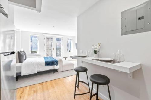 Luxe Studio With Charming Juliet Balcony - Unique Juliet Balcony