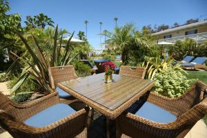 Pavilion Hotel - Guest Services and Policies