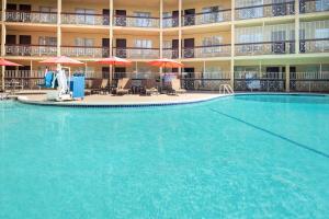 Ramada by Wyndham Burbank Airport - Transportation and Airport Accessibility