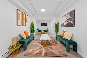Upper East Side Luxury 3BR 2B - Metro Access