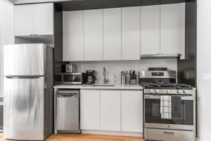 Luxe Studio W Juliet Balcony in Upper East - Booking Your Stay
