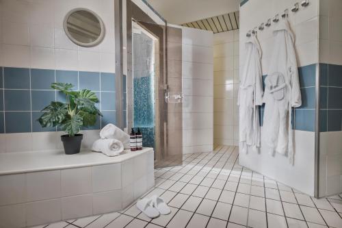 Carlton Oasis Hotel Review