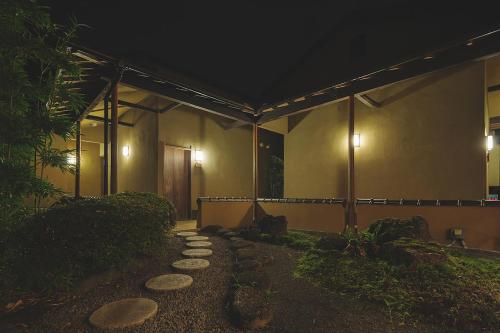 Hanare Yado Yosizumi - Key Points