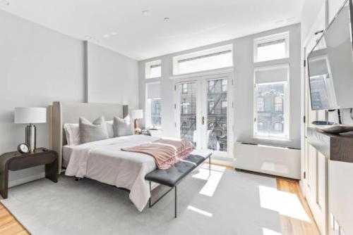 Luxe Studio W Juliet Balcony in Upper East - About Your Stay