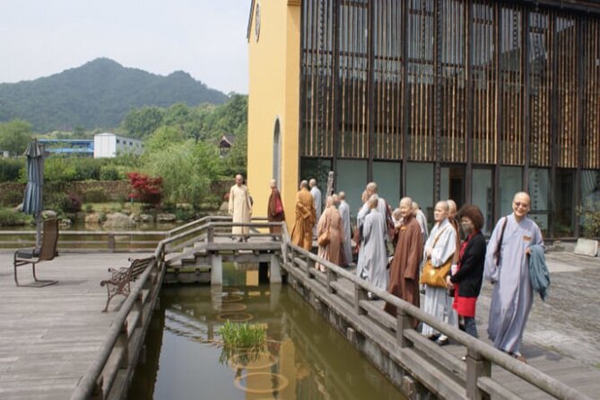 One-day Hangzhou Buddhist Temple Vegetarian Snack Cycle Hike