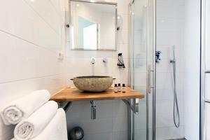 Quentin Golden Bear Hotel - About Your Stay